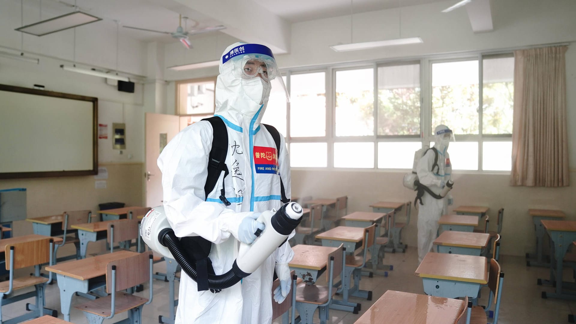 In Shanghai stößt China mit seiner Zero-Covid-Strategie (hier Männer bei der Desinfektion einer Schule) gerade an seine Grenzen.