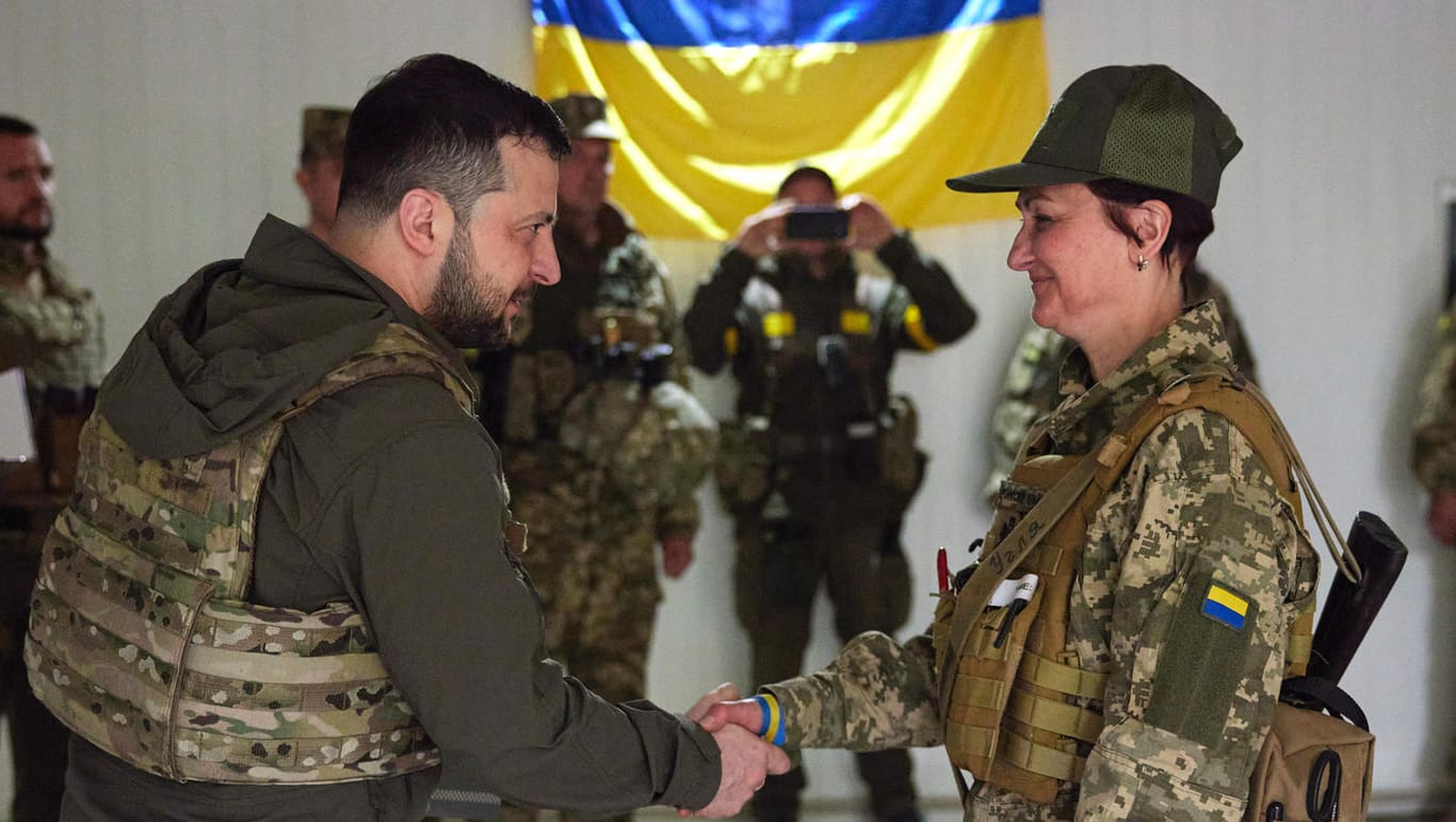 Der ukrainische Präsident Selenskyj zeichnet in der Region Charkiw im Osten des Landes eine Soldatin aus.