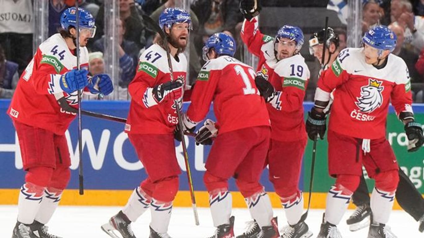 Freude über Bronze: Tschechiens Eishockey-Cracks feiern den Sieg über die USA.