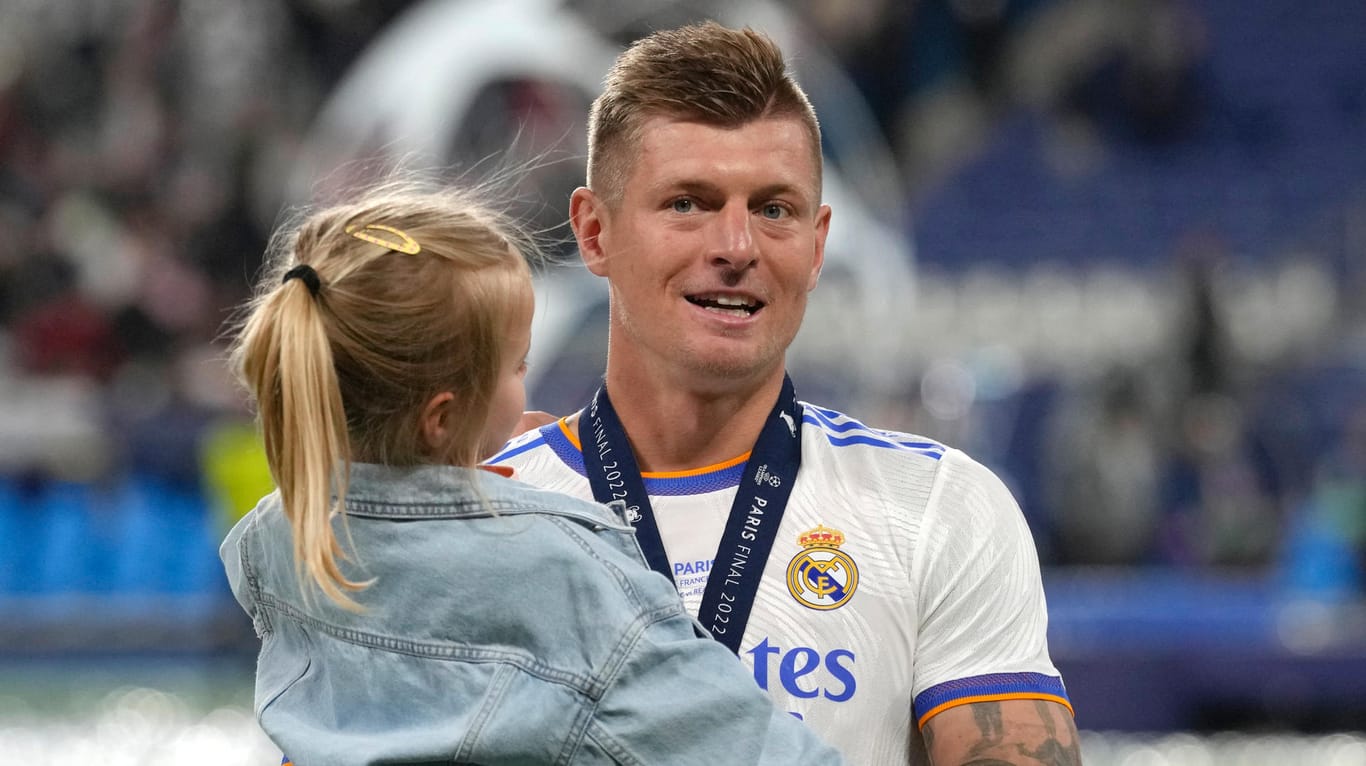 Da war er noch gut gelaunt: Toni Kroos mit Tochter direkt nach dem Sieg von Real Madrid im Champions-League-Finale.