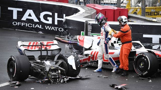 Glück im Unglück: Mick Schumacher neben seinem zweigeteilten Haas. Glück im Unglück: Mick Schumacher neben seinem zweigeteilten Haas.