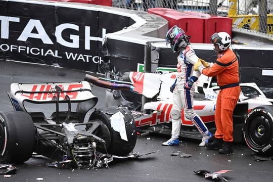 Glück im Unglück: Mick Schumacher neben seinem zweigeteilten Haas.