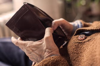 Ältere Frau mit leerem Geldbeutel (Symbolbild): Die finanziellen Sorgen der Deutschen nehmen zu.