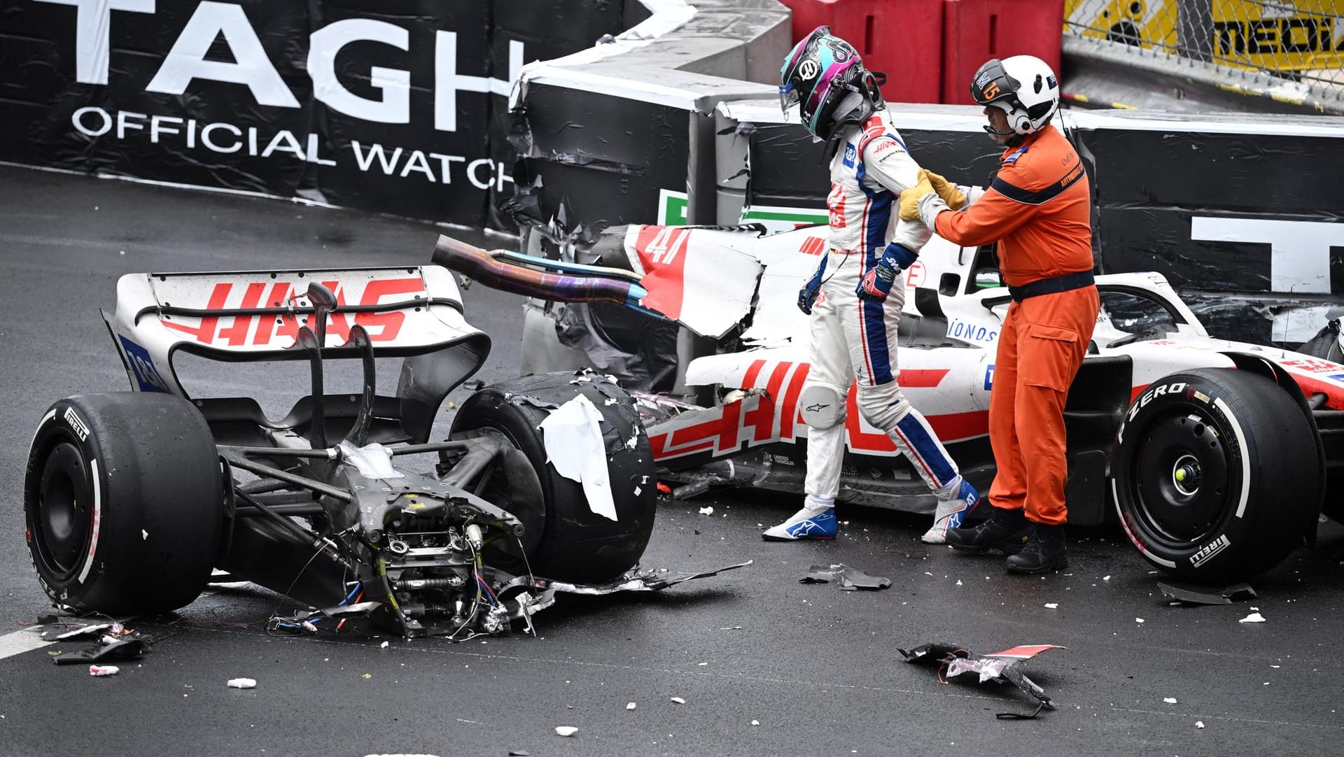 Aus der Bahn geworfen: Mick Schumacher an seinem zerstörten Haas-Boliden.