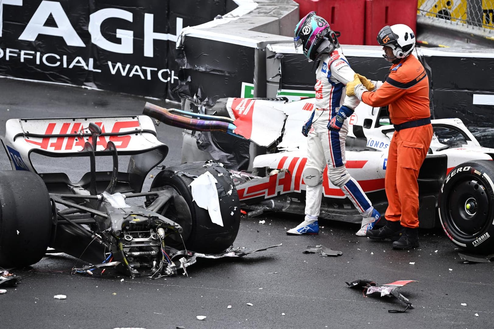 Aus der Bahn geworfen: Mick Schumacher an seinem zerstörten Haas-Boliden.