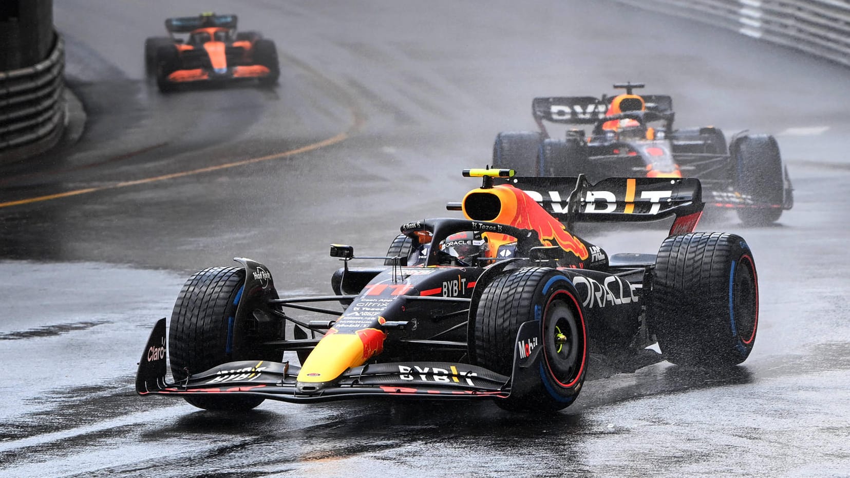 Vorne im Crashrennen: Sergio Perez vor seinem Teamkollegen Max Verstappen auf der Strecke in Monaco.