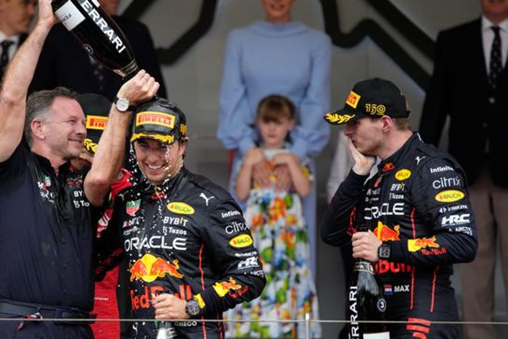 Sergio Perez aus Mexiko (M) feiert seinen Sieg in Monaco mit Red-Bull-Teamchef Christian Horner Teamkollege Max Verstappen.