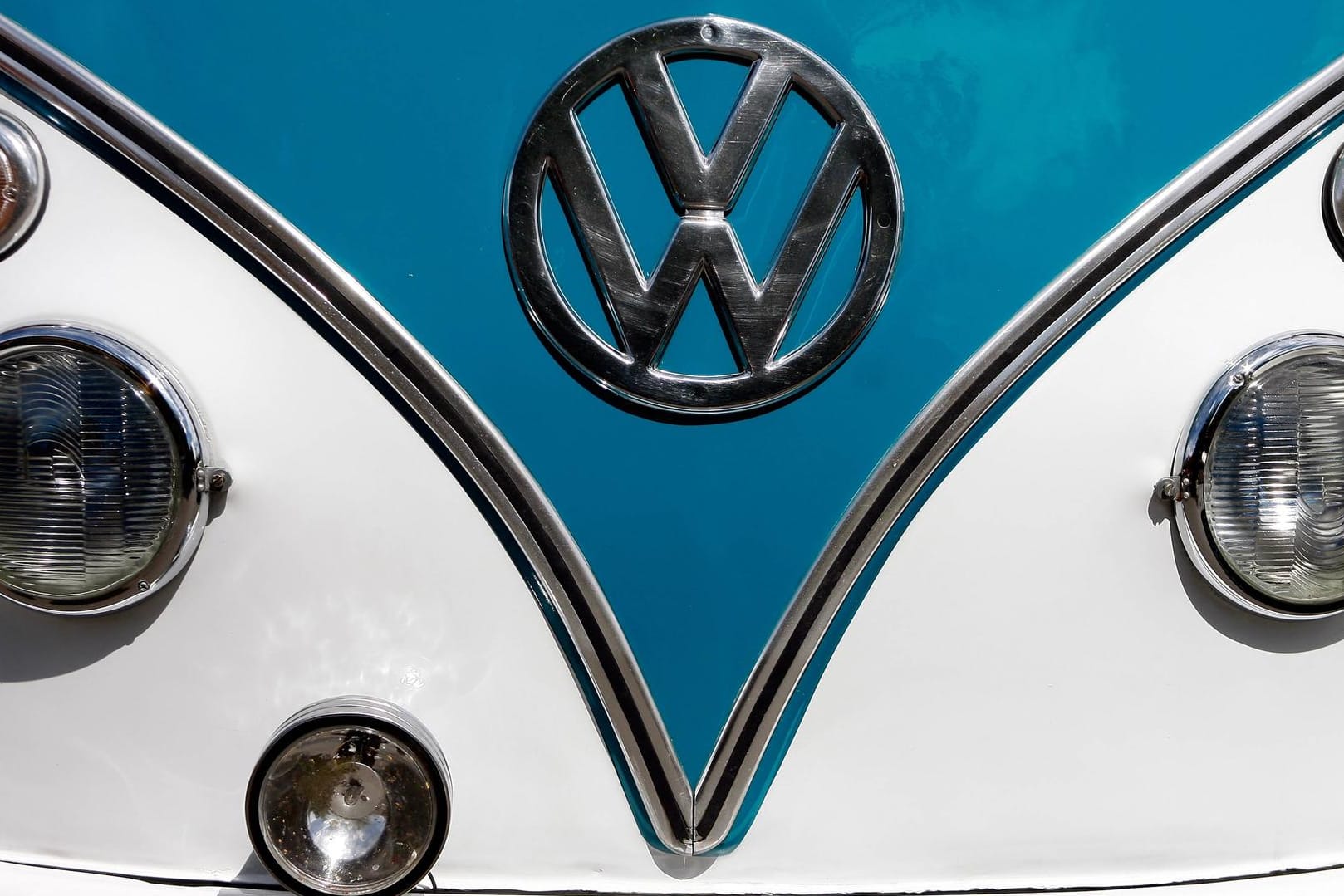 VW-Logo (Symbolbild): In Brasilien soll der Konzern zwischen 1974 und 1986 Leiharbeiter in schwerem Ausmaß ausgebeutet haben.