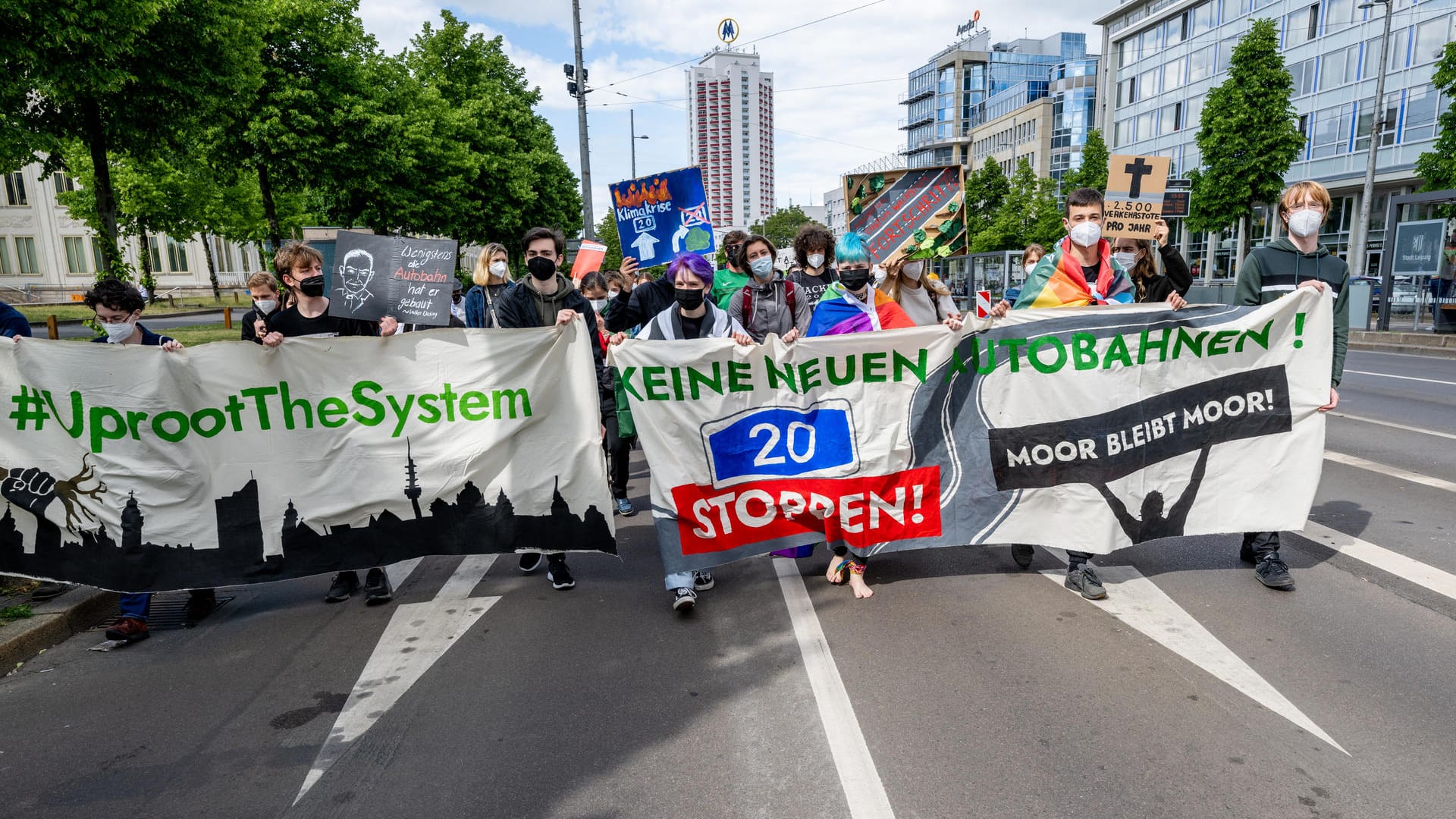 Demonstration gegen die A20 in Leipzig: Beim Protest hielt auch Luisa Neubauer eine Rede und fand klare Worte für die Bundesrichter. Demonstration gegen die A20 in Leipzig: Beim Protest hielt auch Luisa Neubauer eine Rede und fand klare Worte für die Bundesrichter.