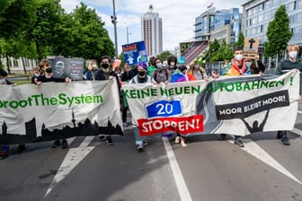 Demonstration gegen die A20 in Leipzig: Beim Protest hielt auch Luisa Neubauer eine Rede und fand klare Worte für die Bundesrichter.