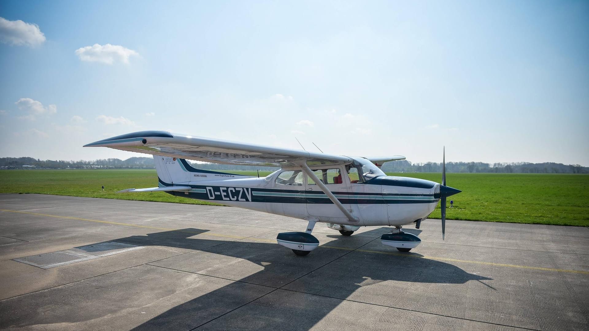 Kleinflugzeug "Cessna 182": Über der Adria ist ein Kleinflugzeug diesen Typs vom Radar verschwunden. Kleinflugzeug "Cessna 182": Über der Adria ist ein Kleinflugzeug diesen Typs vom Radar verschwunden.