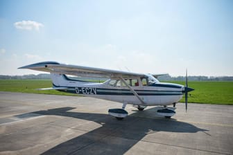 Kleinflugzeug "Cessna 182": Über der Adria ist ein Kleinflugzeug diesen Typs vom Radar verschwunden.