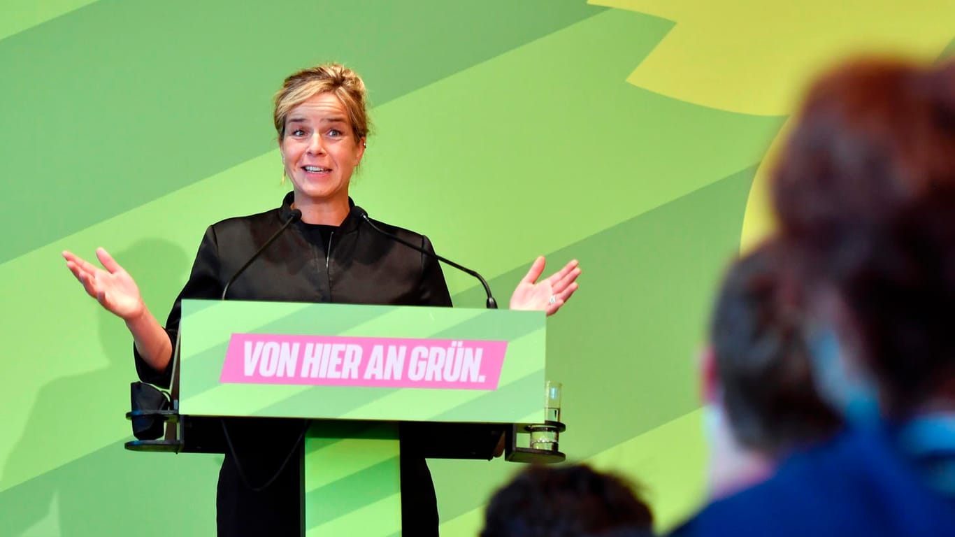 Spitzenkandidatin Mona Neubaur auf dem Landesparteirat in Essen: Mit großer Mehrheit stimmten die Grünen in NRW für Koalitionsverhandlungen mit der CDU.