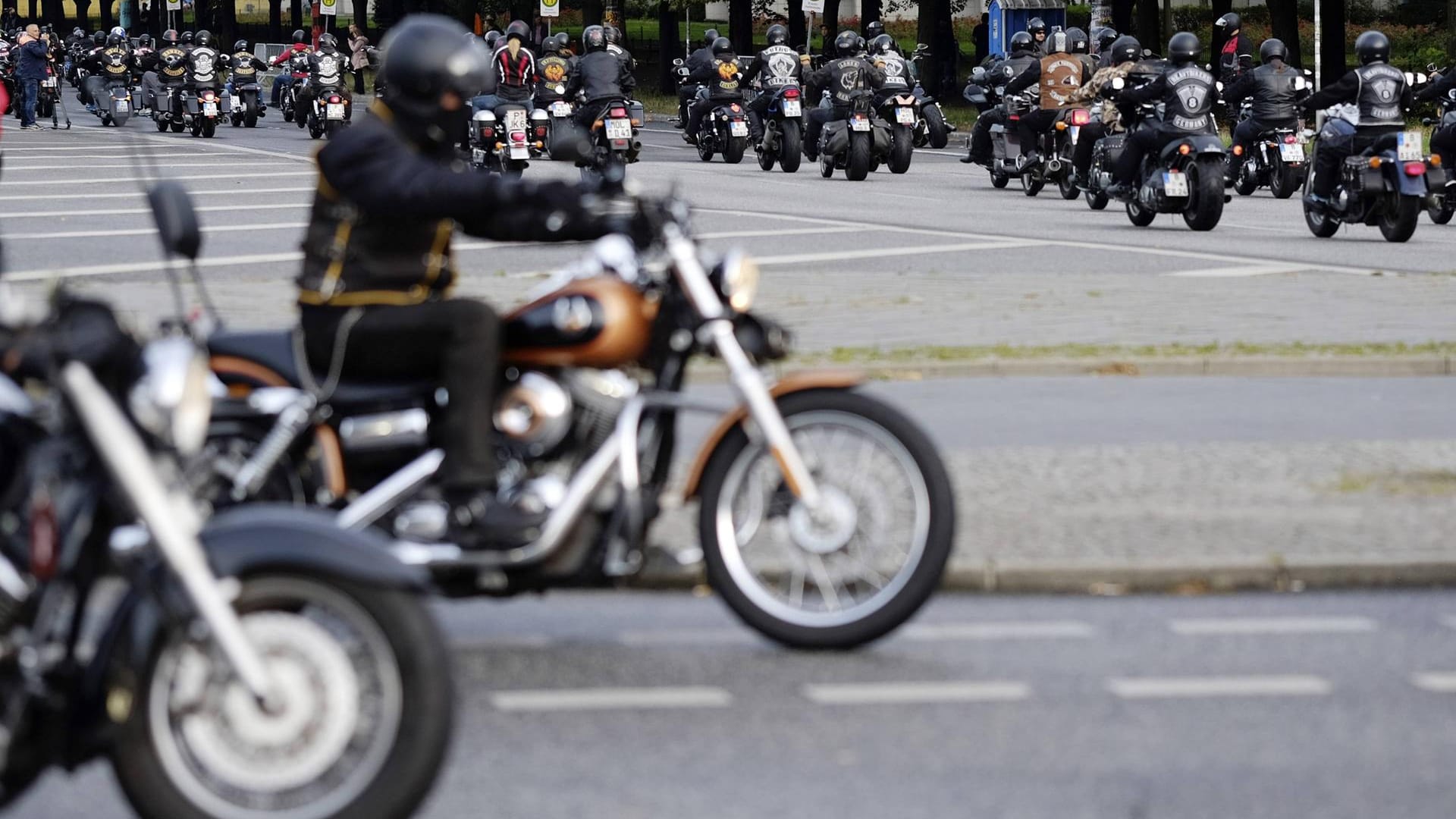 Hells Angels bei einer Ausfahrt (Archivfoto): In NRW wurden die Rocker von den Bandidos inzwischen verboten, erledigt haben sich die Probleme damit aber nicht.