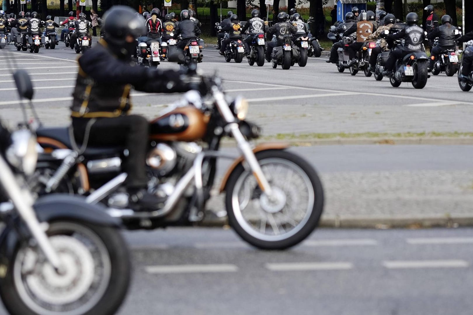 Hells Angels bei einer Ausfahrt (Archivfoto): In NRW wurden die Rocker von den Bandidos inzwischen verboten, erledigt haben sich die Probleme damit aber nicht.