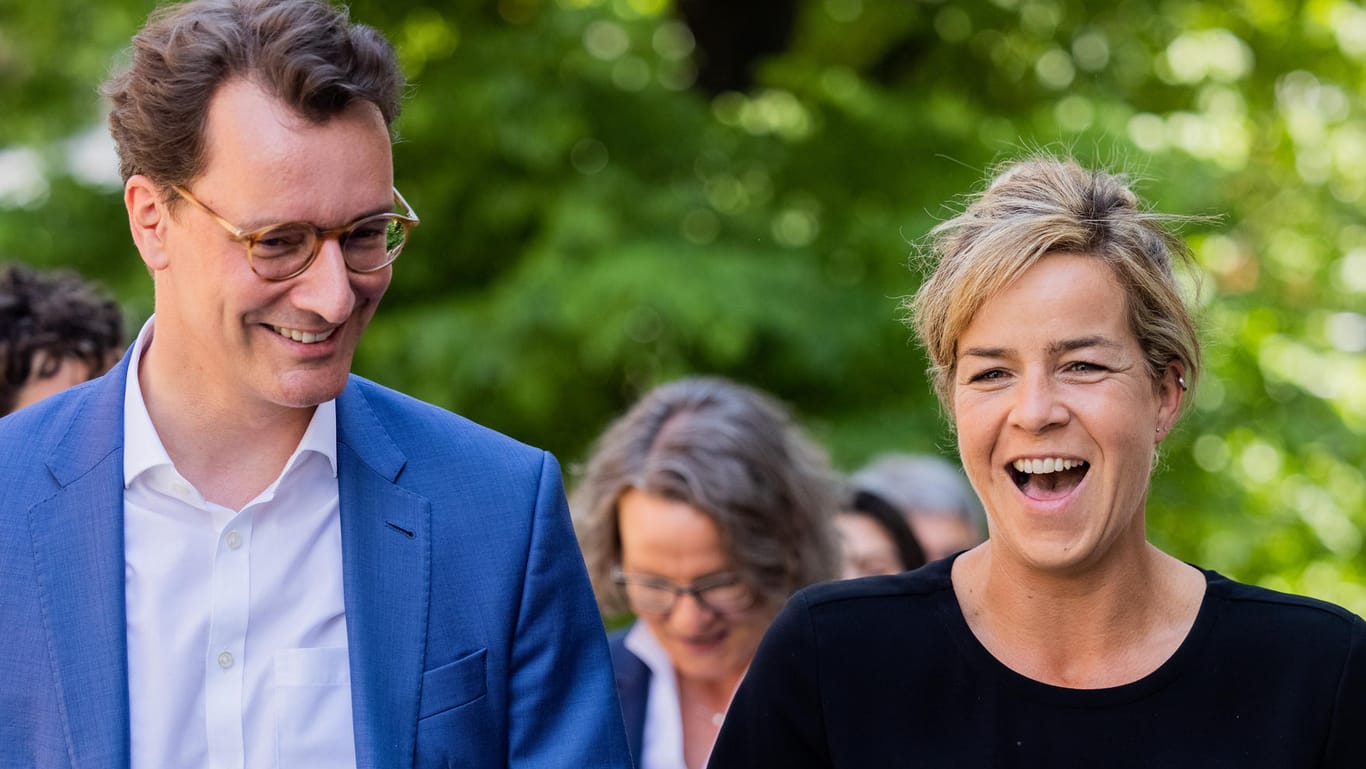 Hendrik Wüst (CDU) und Mona Neubaur (Grüne) wollen die Inhalte einer möglichen gemeinsamen Regierung in Nordrhein-Westfalen verhandeln.