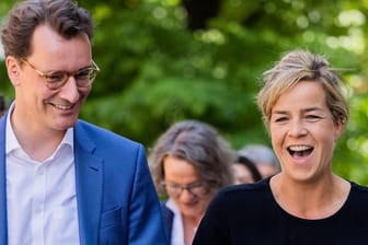 Hendrik Wüst (CDU) und Mona Neubaur (Grüne) wollen die Inhalte einer möglichen gemeinsamen Regierung in Nordrhein-Westfalen verhandeln.