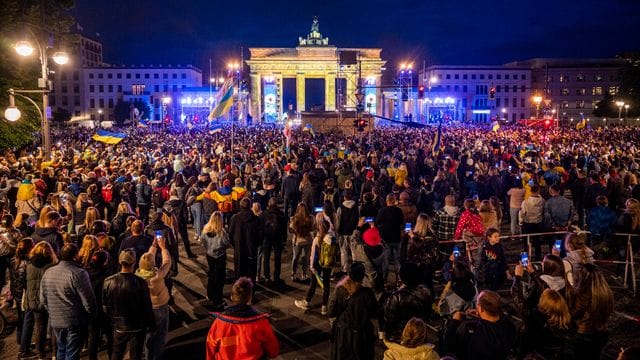 "Save Ukraine - #StopWar" am Brandenburger Tor "Save Ukraine - #StopWar" am Brandenburger Tor