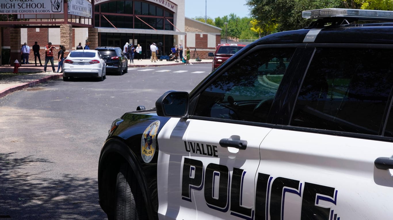 Polizeiauto in Uvalde, USA: Das Vorgehen der örtlichen Sicherheitskräfte bei dem Massaker in einer Schule soll untersucht werden.