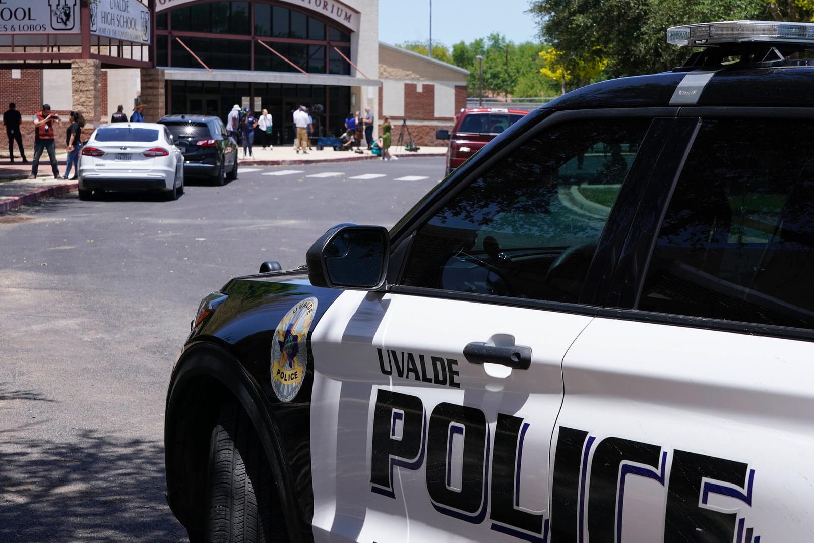 Polizeiauto in Uvalde, USA: Das Vorgehen der örtlichen Sicherheitskräfte bei dem Massaker in einer Schule soll untersucht werden.