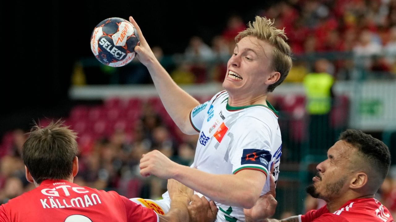 Gisli Thorgeir Kristjansson (M) musste sich mit dem SC Magdeburg im Finale Benfica Lissabon geschlagen geben. Gisli Thorgeir Kristjansson (M) musste sich mit dem SC Magdeburg im Finale Benfica Lissabon geschlagen geben.