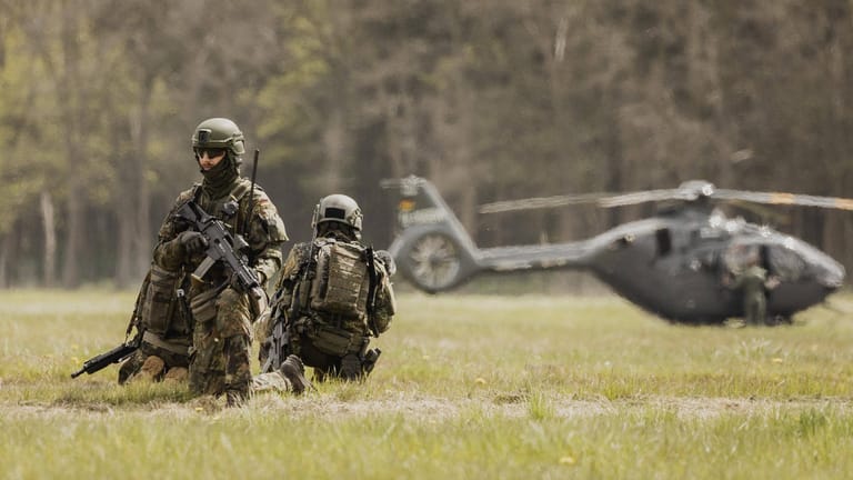 Soldaten der Bundeswehr bei einer Übung: Ein neues Sondervermögen für die Bundeswehr soll im Grundgesetz verankert werden.