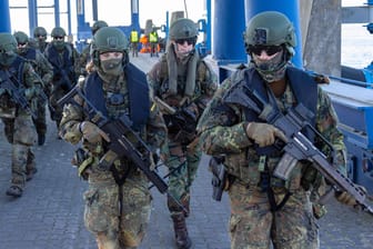 Soldaten des Seebataillons der Deutschen Marine: Die Bundeswehr wird mit 100 Milliarden aufgerüstet.