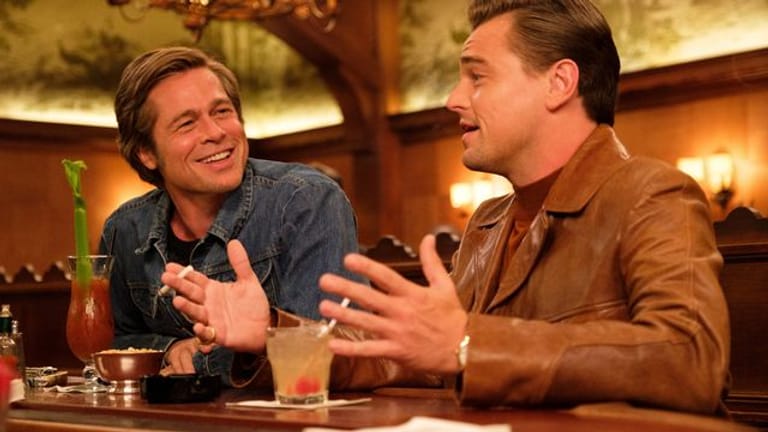Serienstar Rick Dalton (Leonardo DiCaprio, r) und sein Stuntman und Kumpel Cliff Booth (Brad Pitt).