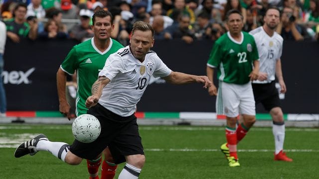 Der ehemalige deutsche Fußballprofi Thomas Häßler (vorn) spielt gegen den ehemaligen mexikanischen Fußballprofi Ramón Ramírez während eines Legendenspiels 2017 in Mexiko-Stadt.