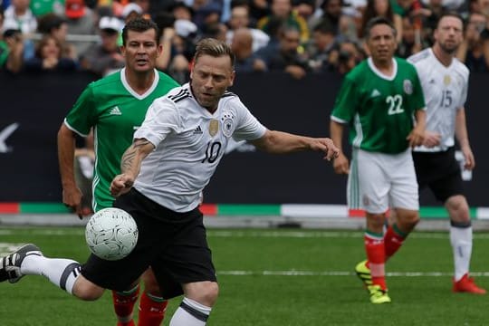 Der ehemalige deutsche Fußballprofi Thomas Häßler (vorn) spielt gegen den ehemaligen mexikanischen Fußballprofi Ramón Ramírez während eines Legendenspiels 2017 in Mexiko-Stadt.