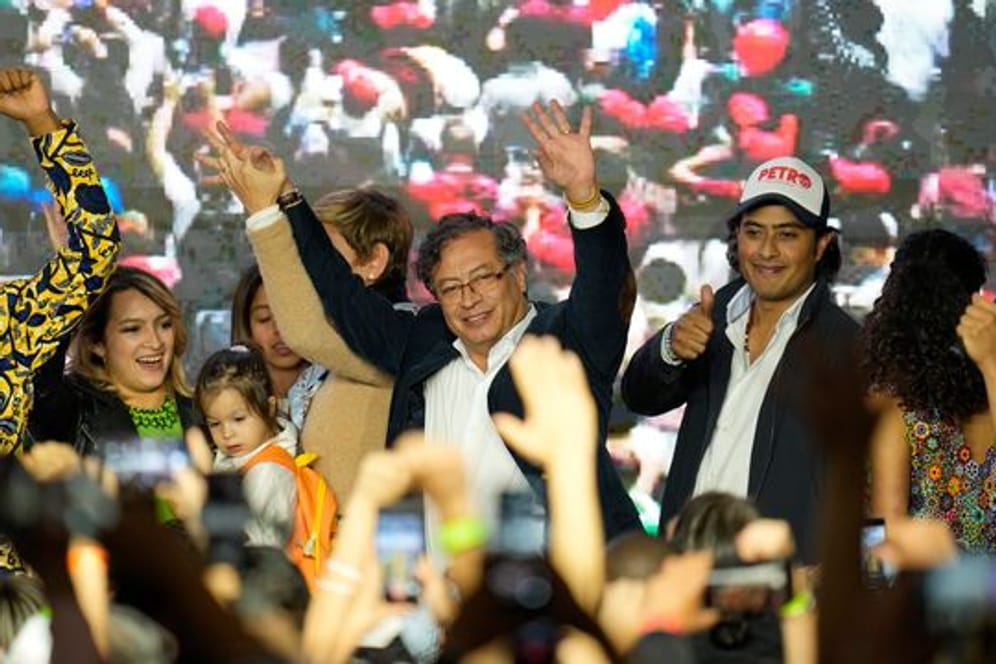 Gustavo Petro (M), Präsidentschaftskandidat der Koalition des Historischen Paktes, winkt am Wahlabend in Bogota seinen Anhängern.