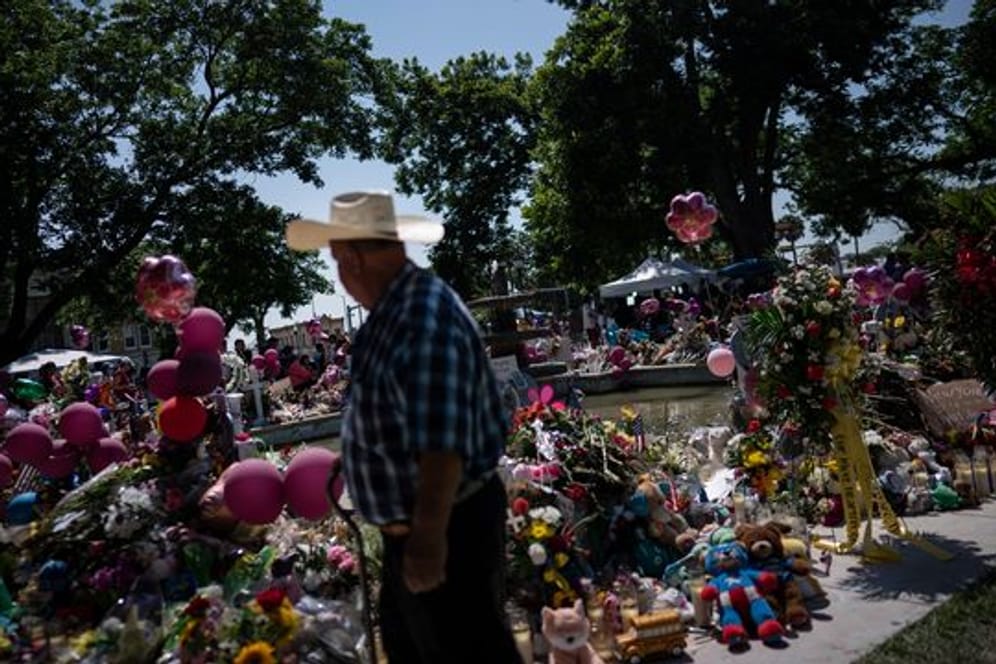 Blumen, Luftballons und Plüschtiere erinnern an die Opfer des Schulmassakers im texanischen Uvalde.
