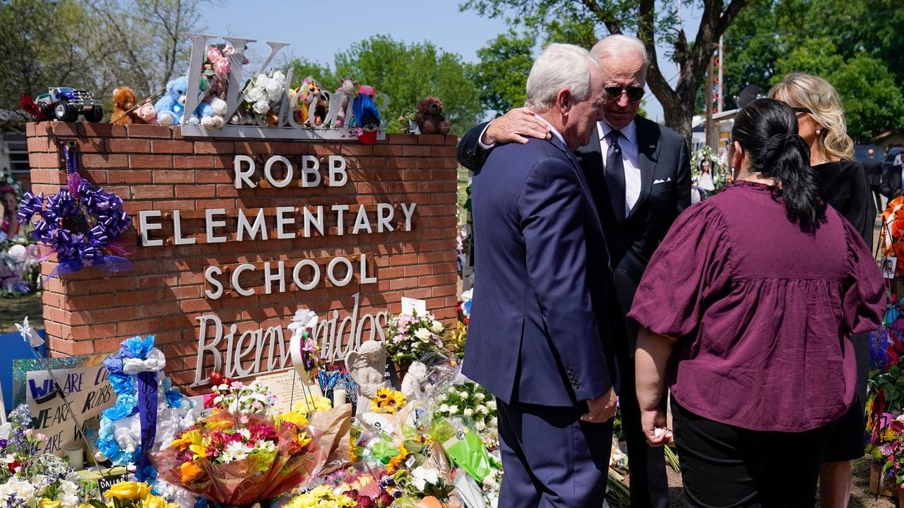 US-Präsident Joe Biden und seine Frau Jill sprechen bei ihrem Besuch in Texas mit Schulleiterin Mandy Gutierrez und Superintendent Hal Harrell von der Robb Elementary School.