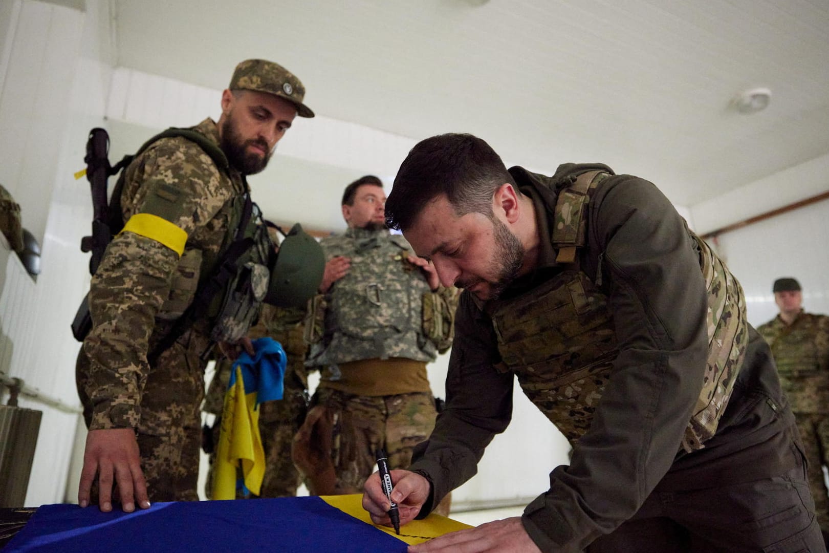 Selenskyj besucht Charkiw: Der ukrainische Präsident zeigte sich bestürzt über die Zerstörung in der Region im Osten des Landes.