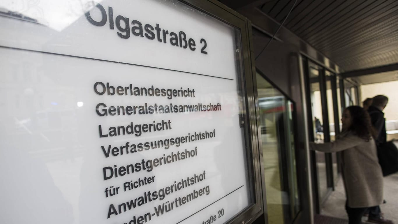 Der Eingang des Landgerichts Stuttgart (Archivbild): Hier ist ein Mann für den Schütteltod an einem beeinträchtigten Kleinkind angeklagt.