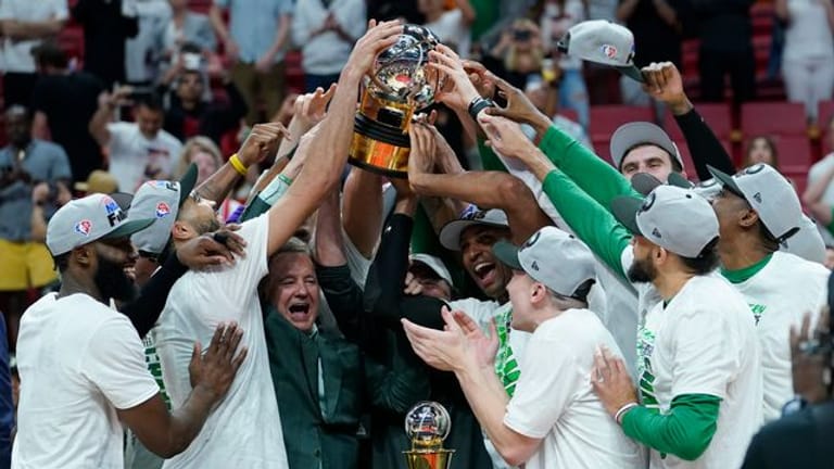 Die Spieler der Boston Celtics feiern nach dem Sieg in der Eastern Conference.