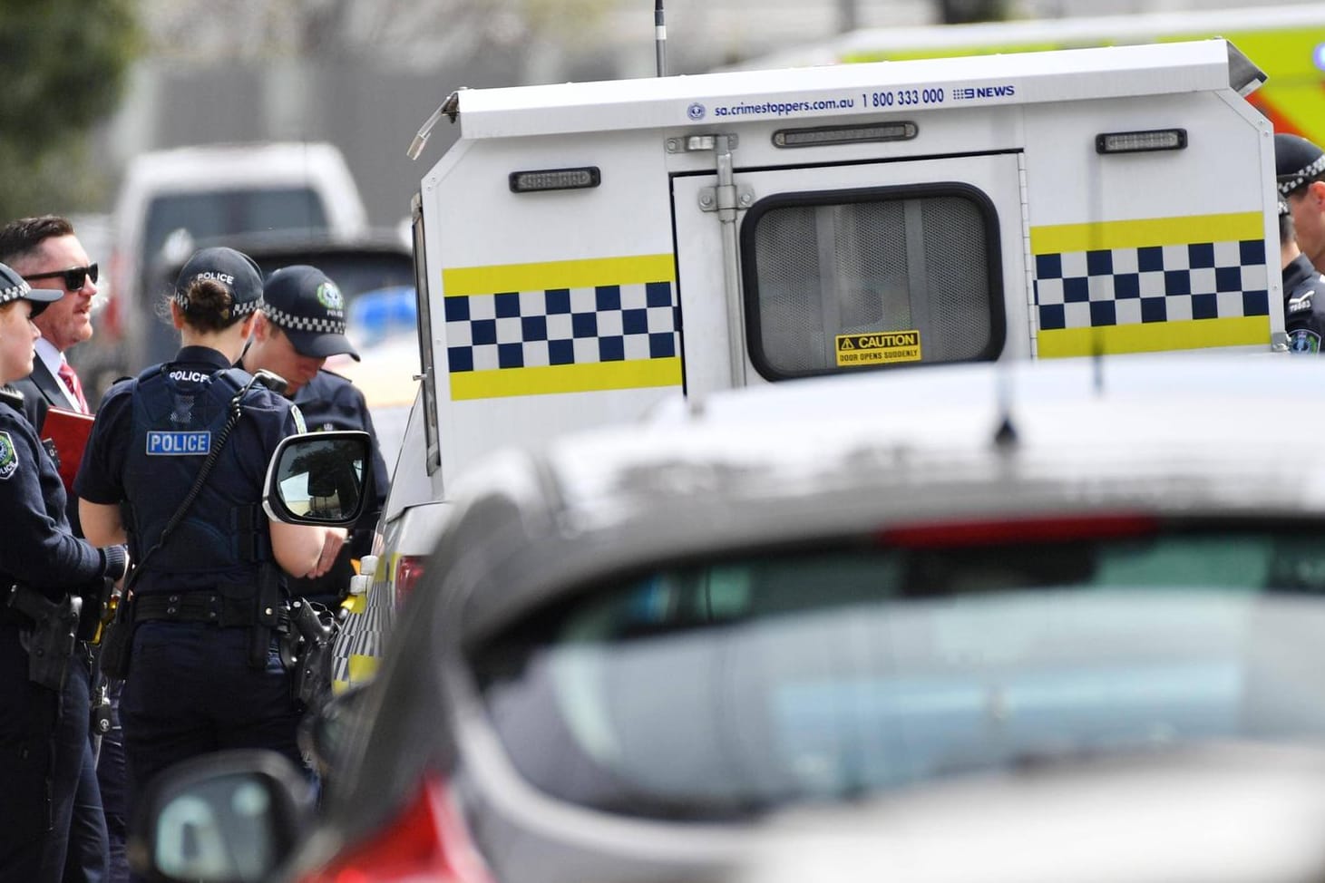 Polizeieinheiten in Adelaide (Archiv): Von der Polizei veröffentlichte Aufnahmen zeigen den Verdächtigen.