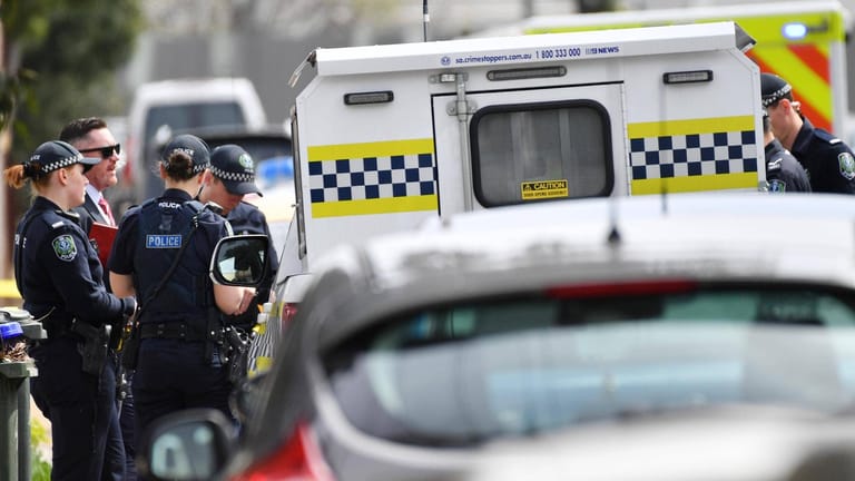 Polizeieinheiten in Adelaide (Archiv): Von der Polizei veröffentlichte Aufnahmen zeigen den Verdächtigen.