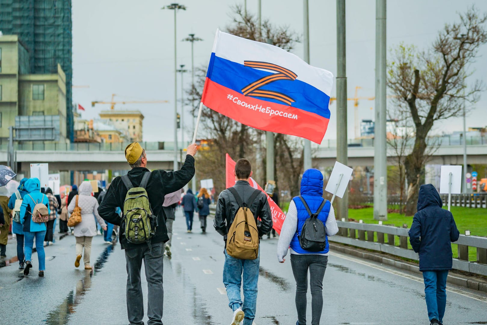 Eine Russland-Flagge mit dem Z-Symbol (Symbolfoto): Die Verwendung des Propaganda-Symbols ist in Deutschland strafbar.