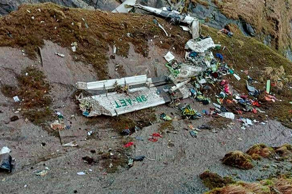 Unfall in Nepal: Von dem abgestürzten Flugzeug sind in einer Schlucht nahe der Bergstadt Jomsom nur noch Trümmer übrig geblieben.