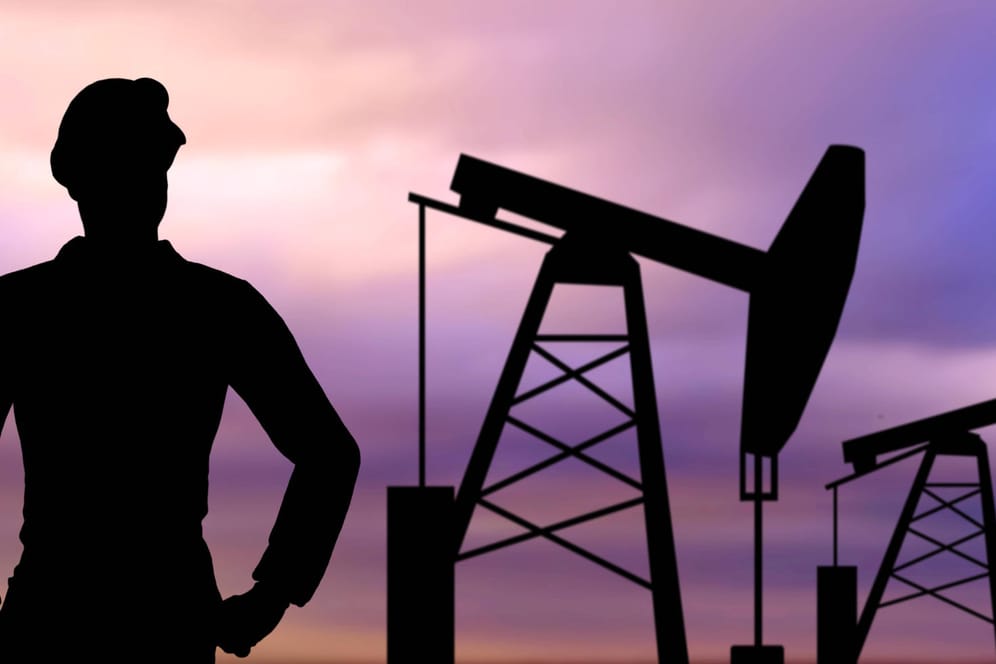 Ein Arbeiter vor zwei Ölpumpen (Symbolbild): Die Preise für Rohöl steigen zum Wochenbeginn.
