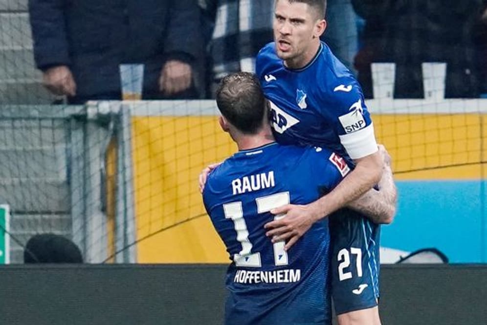Hoffenheims Andrej Kramaric (r) bemängelt fehlende Professionalität in seiner Mannschaft.