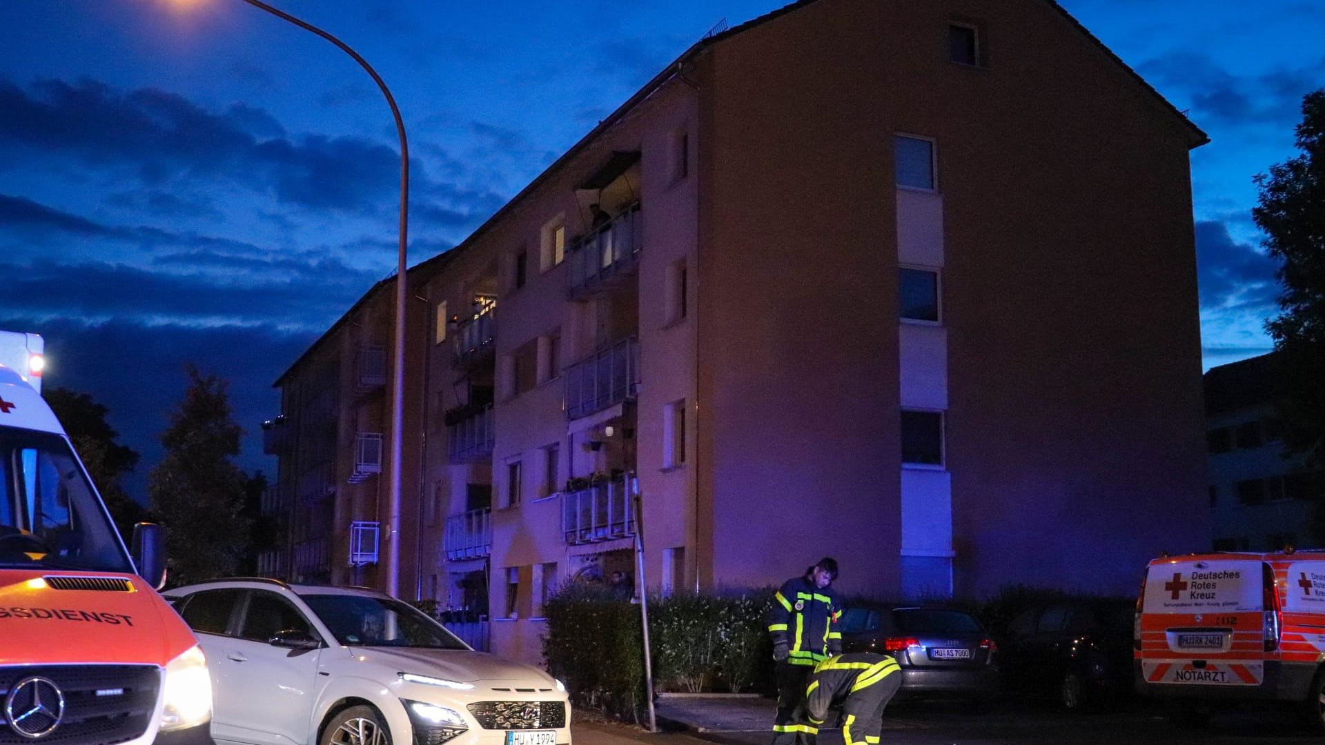 Das Haus in der Antoniterstraße: Die Feuerwehr Hanau war mit zahlreichen Kräften vor Ort. Das Haus in der Antoniterstraße: Die Feuerwehr Hanau war mit zahlreichen Kräften vor Ort.