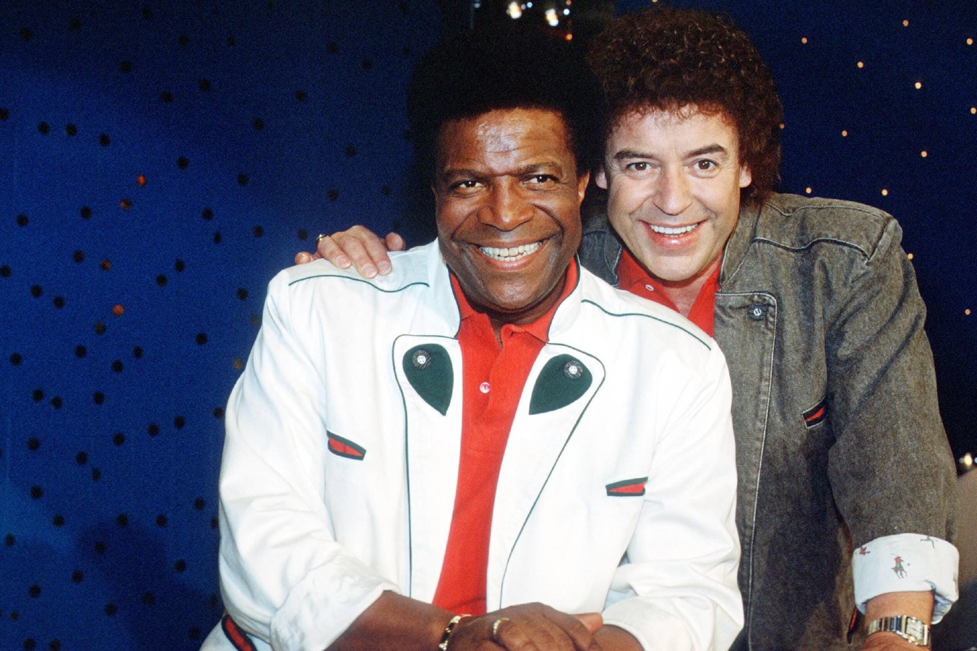 Zusammen mit seinem Freund, dem Sänger Tony Marshall, performt er 1990 bei der "ZDF-Hitparade".