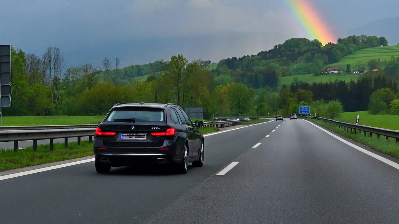 Die A8 zwischen München und Salzburg: Autofahrer sollen mit dem Tankrabatt entlastet werden.