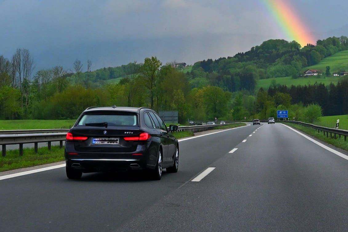 Die A8 zwischen München und Salzburg: Autofahrer sollen mit dem Tankrabatt entlastet werden.