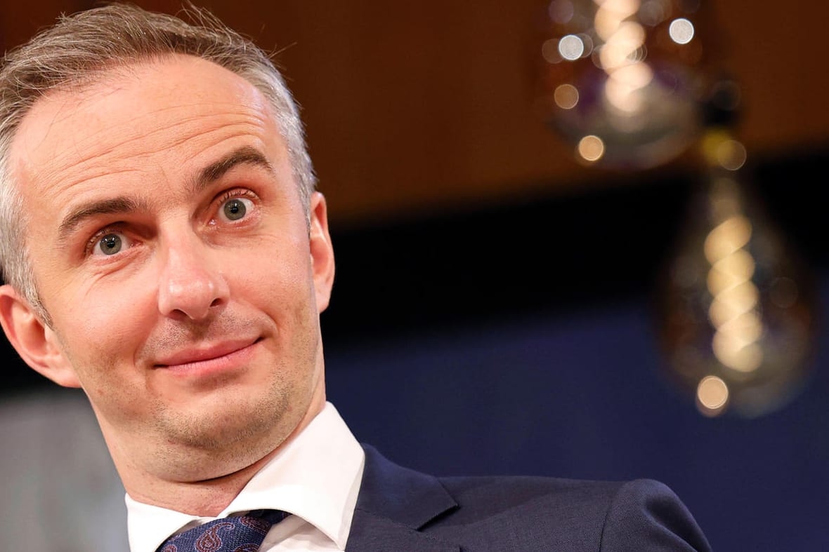 Jan Böhmermann (Archivbild): Die Nachverfolgung der Hasskommentare im Netz verlief schleppend.