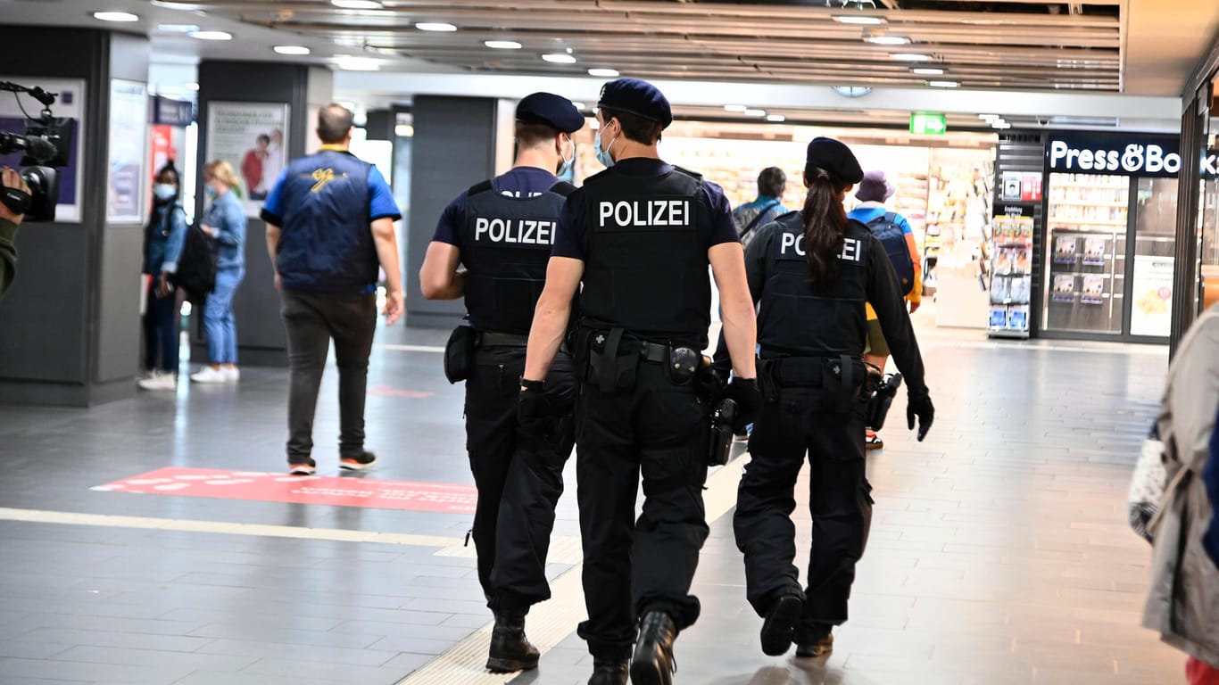 Polizei am Essener Hauptbahnhof (Archivbild): Die Beamten mussten eine Schlägerei beenden.