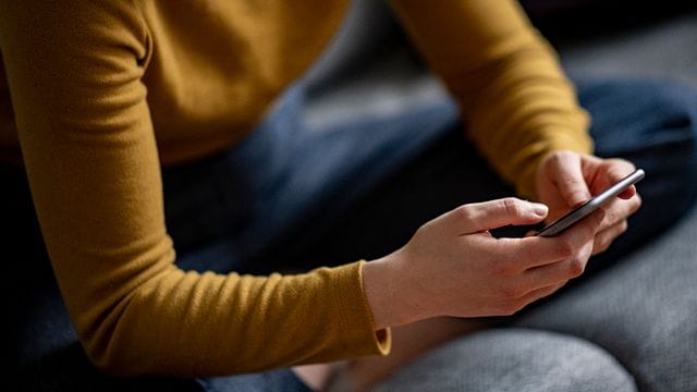 Smartphone-Apps von Banken und Finanzdienstleistern werden laut einer Umfrage von YouGov von rund einem Drittel der Erwachsenen in Deutschland aus Sicherheitsgründen eher abgelehnt. Smartphone-Apps von Banken und Finanzdienstleistern werden laut einer Umfrage von YouGov von rund einem Drittel der Erwachsenen in Deutschland aus Sicherheitsgründen eher abgelehnt.