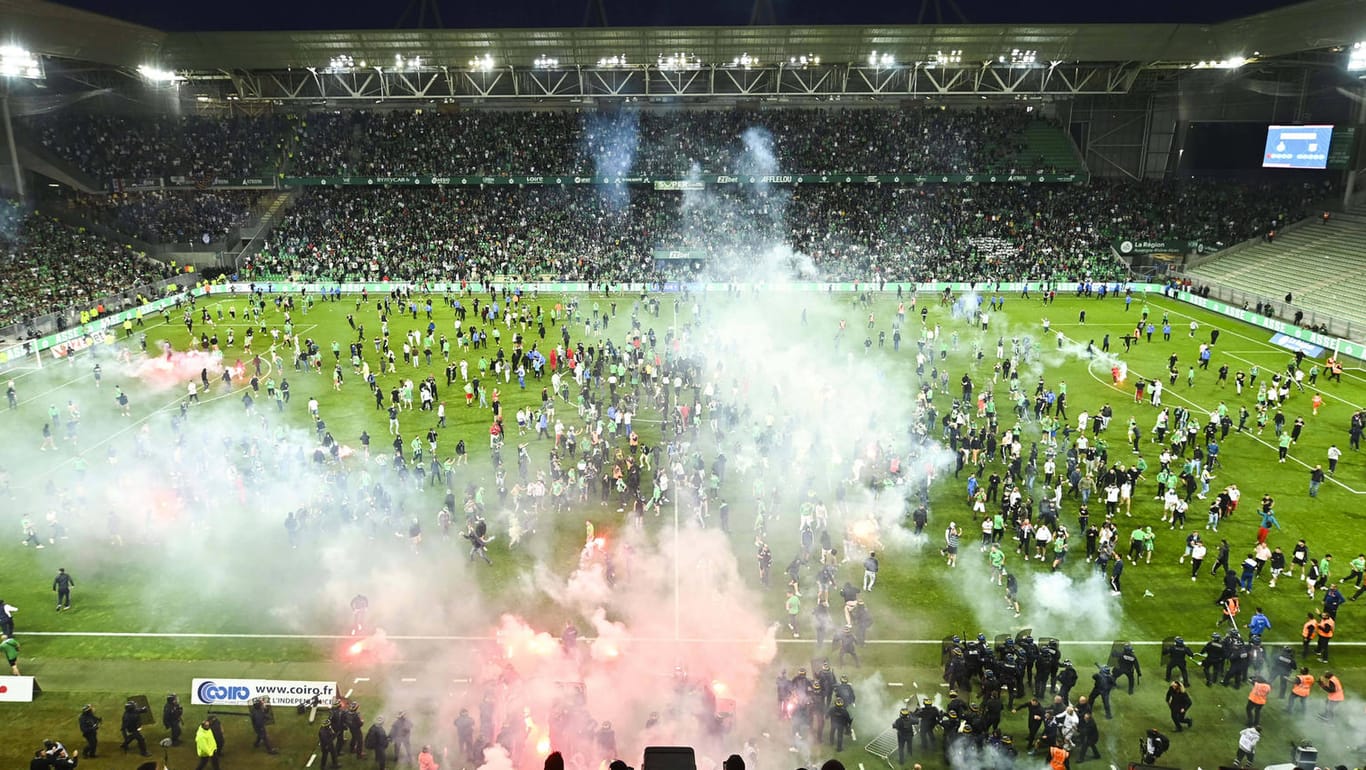 AS Saint-Étienne gegen AJ Auxerre: Die Fans stürmten den Platz.